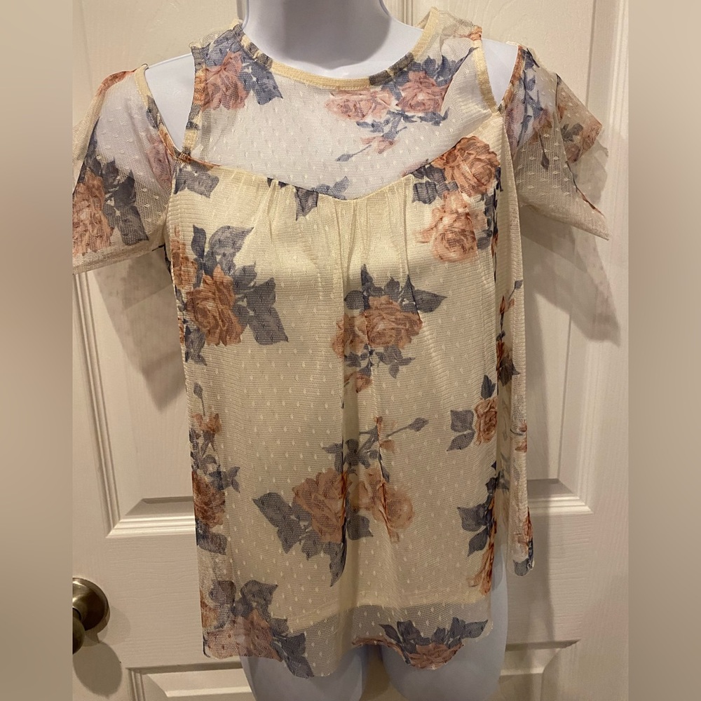 small cut out shoulder short sleeved floral lace over cream liner